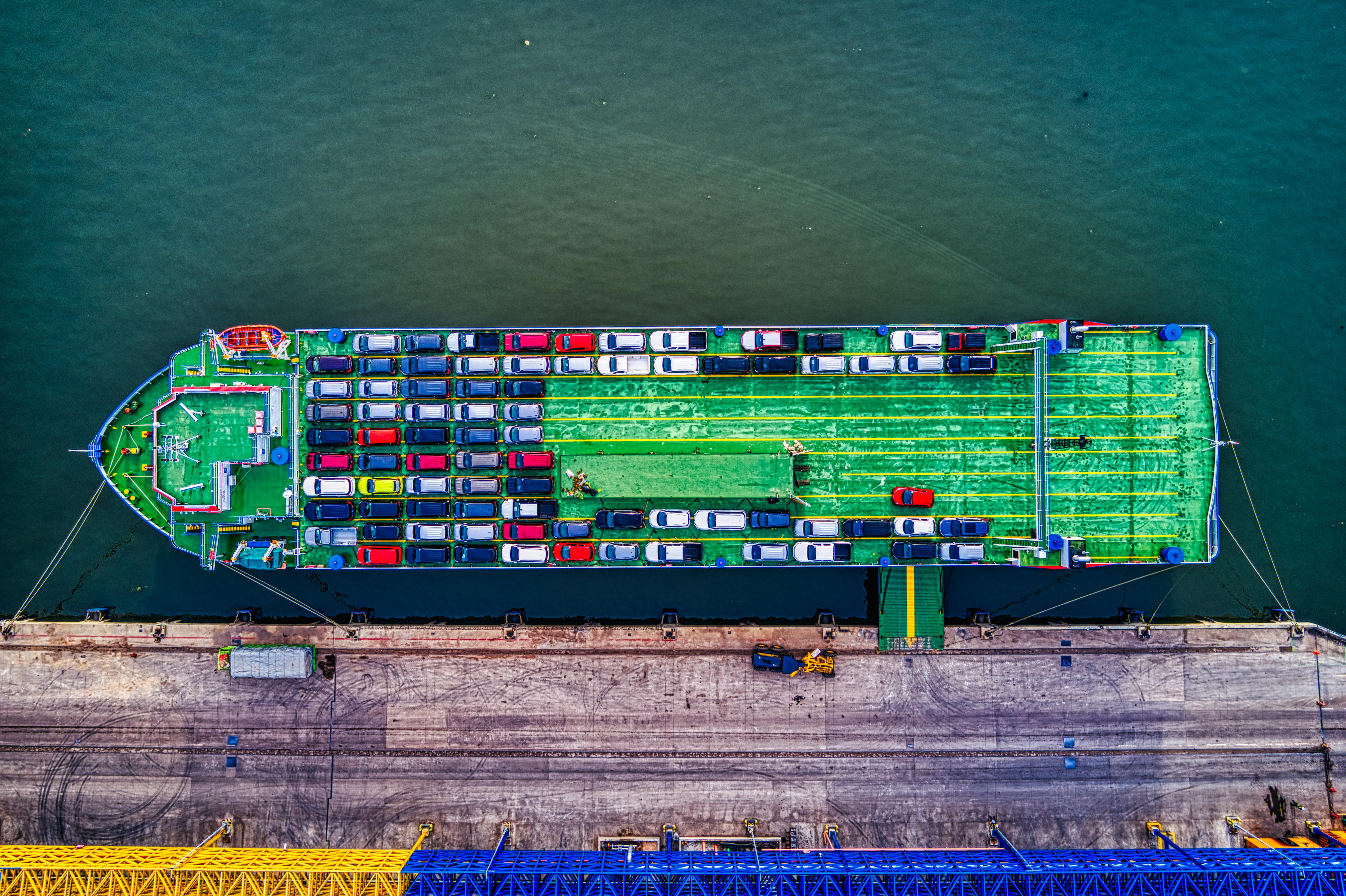 Grünes Frachtboot neben dem Dock © Tom Fisk