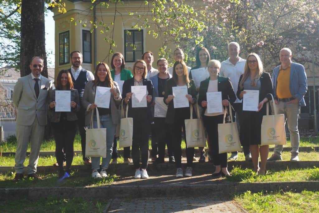 Zentralraum Kärnten Gruppenbild Außen © Verein Zentralraum Kärnten+