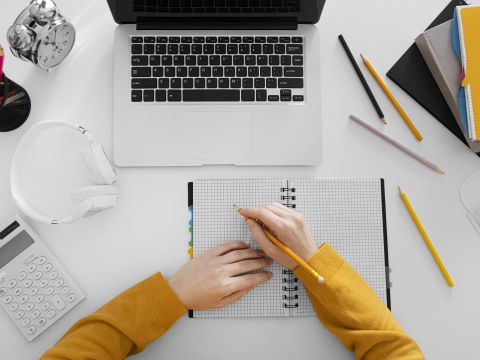 Lernen am Laptop © freepik Lernen am Laptop © freepik