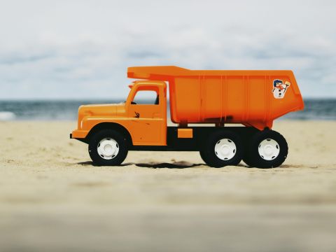 Foto von Orange Kipplaster Spielzeug © Pawel L. Foto von Orange Kipplaster Spielzeug © Pawel L.