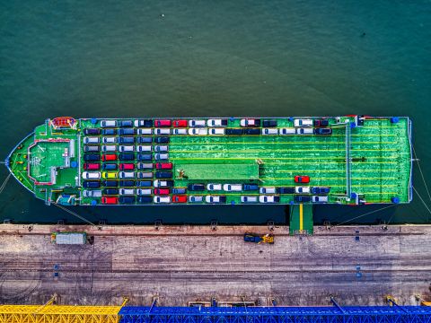 Grünes Frachtboot neben dem Dock © Tom Fisk Grünes Frachtboot neben dem Dock © Tom Fisk